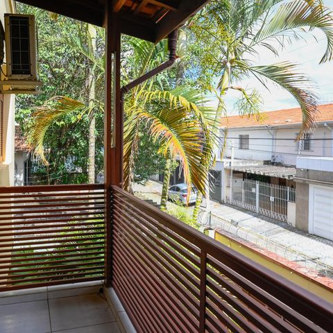 Casa à venda com 125m², 2 quartos e 2 vagas Casa à venda com 125m², 2 quartos e 2 vagasVaranda