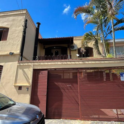 Casa à venda com 125m², 2 quartos e 2 vagas Casa à venda com 125m², 2 quartos e 2 vagasFachada