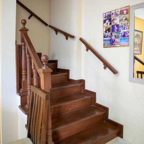 Casa à venda com 125m², 2 quartos e 2 vagas Casa à venda com 125m², 2 quartos e 2 vagasEscada