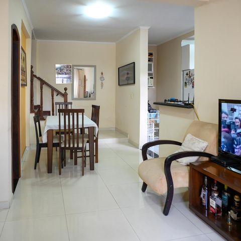 Casa à venda com 125m², 2 quartos e 2 vagas Casa à venda com 125m², 2 quartos e 2 vagasSala