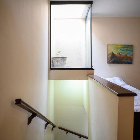 Casa à venda com 125m², 2 quartos e 2 vagas Casa à venda com 125m², 2 quartos e 2 vagasEscada