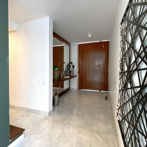 Casa de condomínio à venda com 348m², 4 quartos e 4 vagasHall de Entrada
