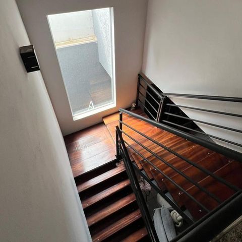 Casa à venda com 160m², 3 quartos e 3 vagasEscadas