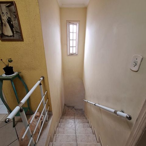 Casa à venda com 240m², 3 quartos e 3 vagas Casa à venda com 240m², 3 quartos e 3 vagasEscadas