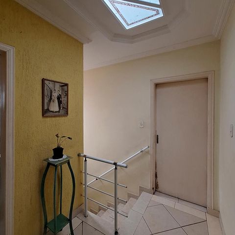 Casa à venda com 240m², 3 quartos e 3 vagas Casa à venda com 240m², 3 quartos e 3 vagasHall