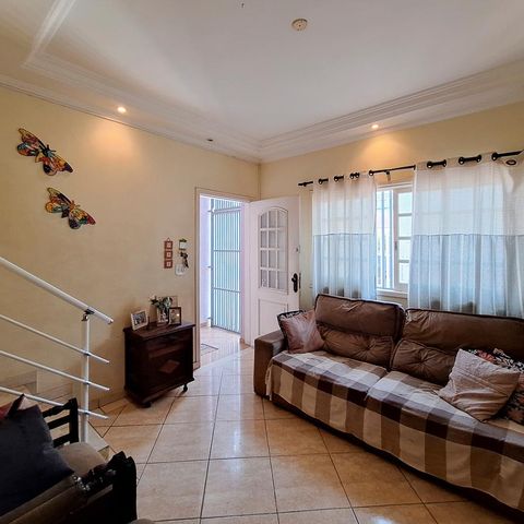 Casa à venda com 240m², 3 quartos e 3 vagas Casa à venda com 240m², 3 quartos e 3 vagasSala