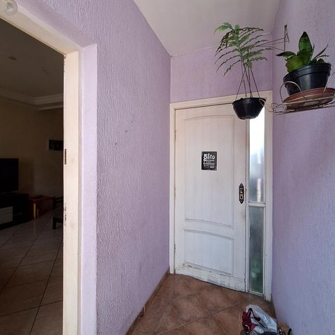 Casa à venda com 240m², 3 quartos e 3 vagas Casa à venda com 240m², 3 quartos e 3 vagasEntrada