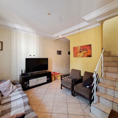 Casa à venda com 240m², 3 quartos e 3 vagas Casa à venda com 240m², 3 quartos e 3 vagasSala