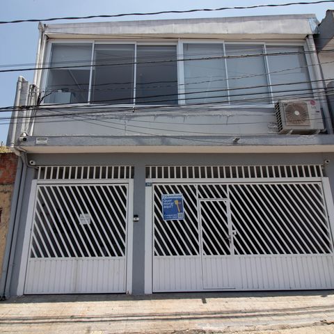 Casa à venda com 539m², 4 quartos e 4 vagas Casa à venda com 539m², 4 quartos e 4 vagasFachada