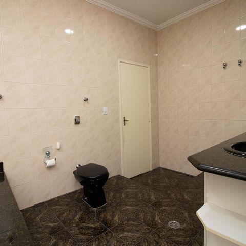 Casa à venda com 539m², 4 quartos e 4 vagas Casa à venda com 539m², 4 quartos e 4 vagasBanheiro da Suíte 1