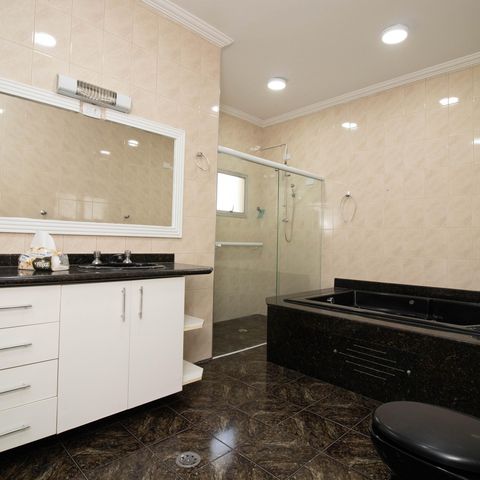 Casa à venda com 539m², 4 quartos e 4 vagas Casa à venda com 539m², 4 quartos e 4 vagasBanheiro da Suíte 1