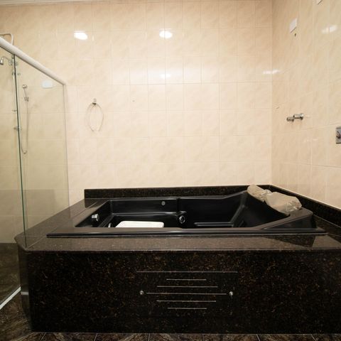 Casa à venda com 539m², 4 quartos e 4 vagas Casa à venda com 539m², 4 quartos e 4 vagasBanheiro da Suíte 1