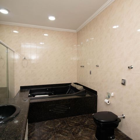 Casa à venda com 539m², 4 quartos e 4 vagas Casa à venda com 539m², 4 quartos e 4 vagasBanheiro da Suíte 1