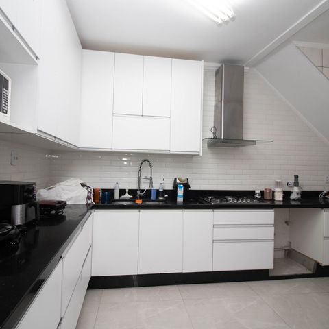 Casa à venda com 539m², 4 quartos e 4 vagas Casa à venda com 539m², 4 quartos e 4 vagasCozinha - Armários