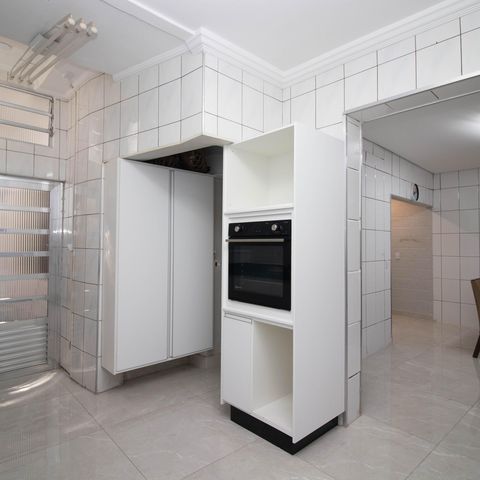 Casa à venda com 539m², 4 quartos e 4 vagas Casa à venda com 539m², 4 quartos e 4 vagasCozinha - Armários