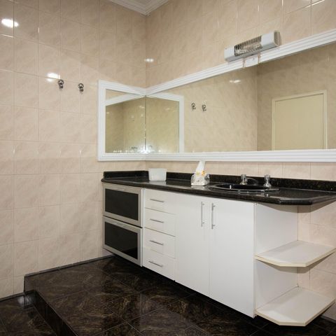 Casa à venda com 539m², 4 quartos e 4 vagas Casa à venda com 539m², 4 quartos e 4 vagasBanheiro da Suíte 1