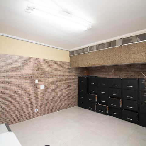 Casa à venda com 539m², 4 quartos e 4 vagas Casa à venda com 539m², 4 quartos e 4 vagasEscritório