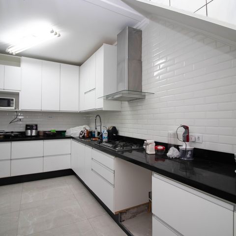 Casa à venda com 539m², 4 quartos e 4 vagas Casa à venda com 539m², 4 quartos e 4 vagasCozinha - Armários