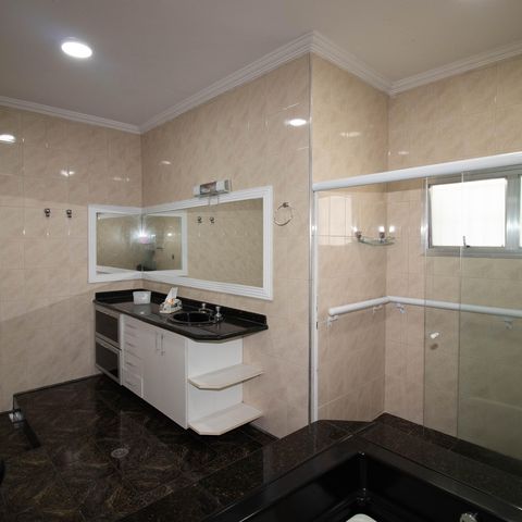 Casa à venda com 539m², 4 quartos e 4 vagas Casa à venda com 539m², 4 quartos e 4 vagasBanheiro da Suíte 1