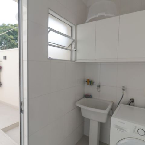 Casa à venda com 165m², 3 quartos e 2 vagas Casa à venda com 165m², 3 quartos e 2 vagasCozinha e Área de Serviço