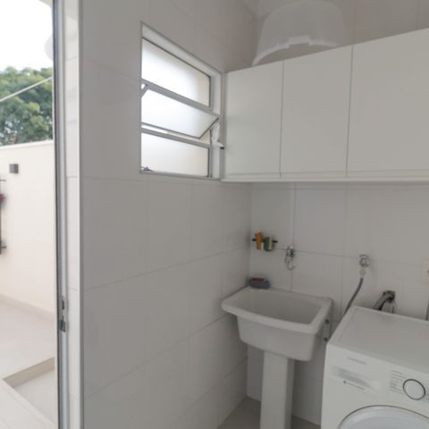 Casa à venda com 165m², 3 quartos e 2 vagas Casa à venda com 165m², 3 quartos e 2 vagasCozinha e Área de Serviço