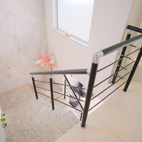 Casa à venda com 320m², 4 quartos e 7 vagasEscada