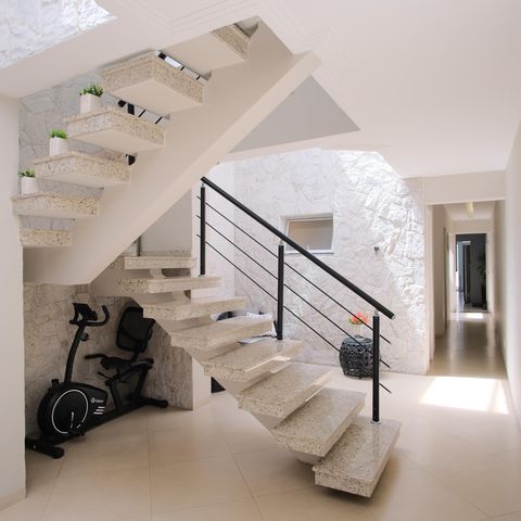 Casa à venda com 320m², 4 quartos e 7 vagasEscada