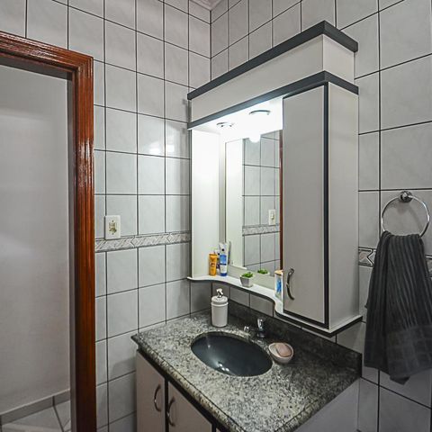Casa à venda com 137m², 3 quartos e 2 vagas Casa à venda com 137m², 3 quartos e 2 vagasBanheiro