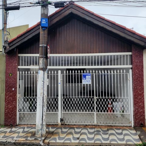 Casa à venda com 105m², 2 quartos e 2 vagas Casa à venda com 105m², 2 quartos e 2 vagasFachada