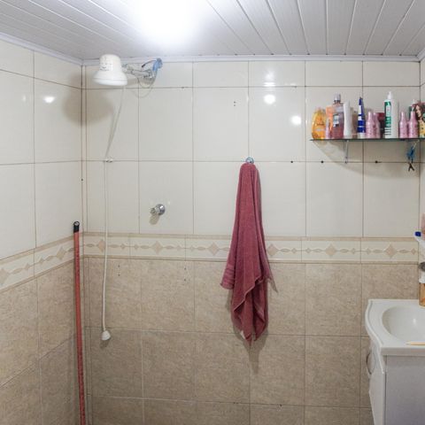 Casa à venda com 105m², 2 quartos e 2 vagas Casa à venda com 105m², 2 quartos e 2 vagasBanheiro da Suíte