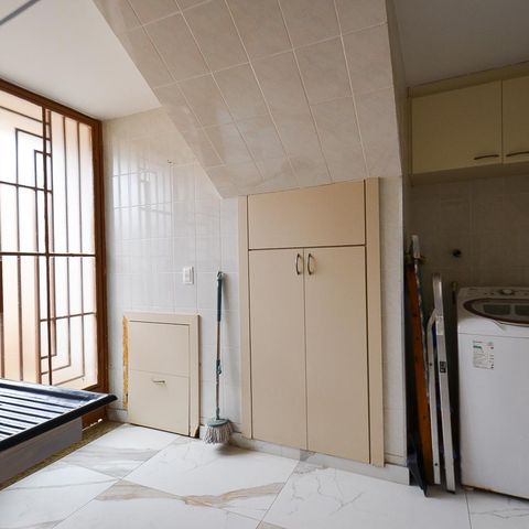 Casa à venda com 250m², 3 quartos e 4 vagas Casa à venda com 250m², 3 quartos e 4 vagasÁrea de Serviço