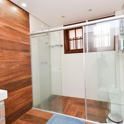 Casa à venda com 250m², 3 quartos e 4 vagas Casa à venda com 250m², 3 quartos e 4 vagasBanheiro Suite 2