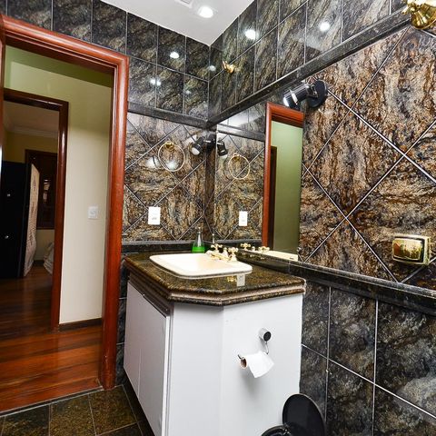 Casa à venda com 250m², 3 quartos e 4 vagas Casa à venda com 250m², 3 quartos e 4 vagasBanheiro Social