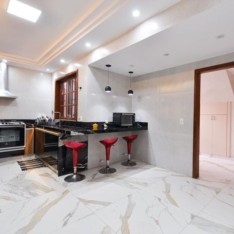 Casa à venda com 250m², 3 quartos e 4 vagas Casa à venda com 250m², 3 quartos e 4 vagasCozinha