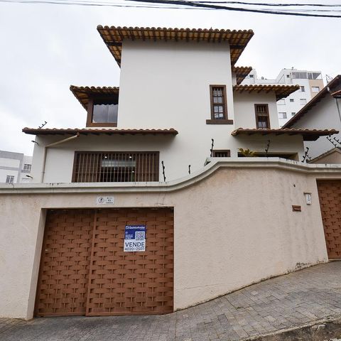 Casa à venda com 250m², 3 quartos e 4 vagas Casa à venda com 250m², 3 quartos e 4 vagasFachada
