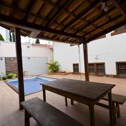 Casa à venda com 250m², 3 quartos e 4 vagas Casa à venda com 250m², 3 quartos e 4 vagasÁrea externa - churrasqueira