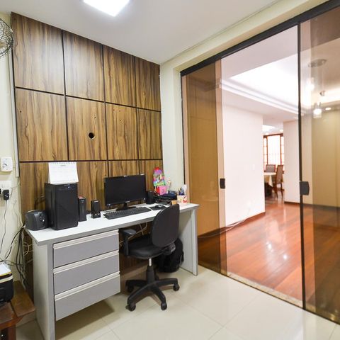Casa à venda com 250m², 3 quartos e 4 vagas Casa à venda com 250m², 3 quartos e 4 vagasEscritório