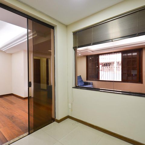 Casa à venda com 250m², 3 quartos e 4 vagas Casa à venda com 250m², 3 quartos e 4 vagasEscritório