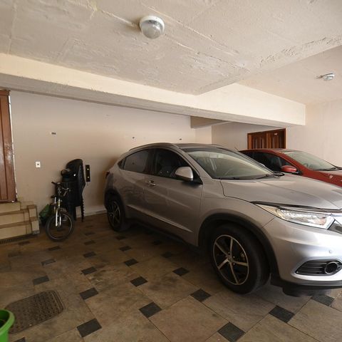 Casa à venda com 250m², 3 quartos e 4 vagas Casa à venda com 250m², 3 quartos e 4 vagasGaragem