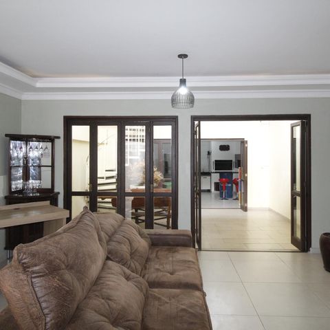 Casa à venda com 200m², 3 quartos e 2 vagasSala