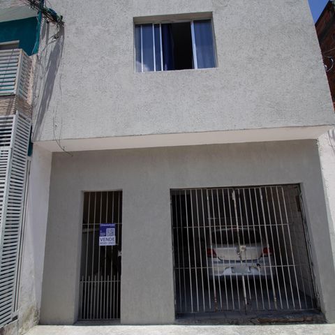 Casa à venda com 148m², 5 quartos e 1 vaga Casa à venda com 148m², 5 quartos e 1 vagaFachada