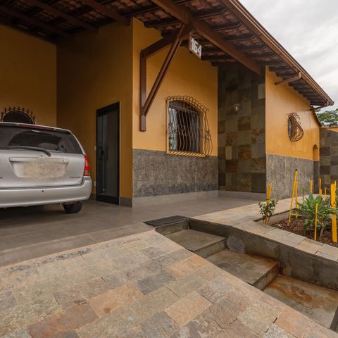 Casa à venda com 200m², 5 quartos e 2 vagas Casa à venda com 200m², 5 quartos e 2 vagasEntrada