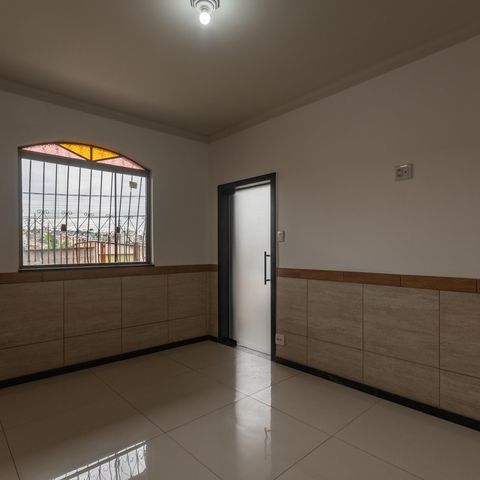 Casa à venda com 200m², 5 quartos e 2 vagas Casa à venda com 200m², 5 quartos e 2 vagasSala