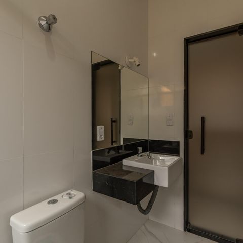 Casa à venda com 200m², 5 quartos e 2 vagas Casa à venda com 200m², 5 quartos e 2 vagasBanheiro Social