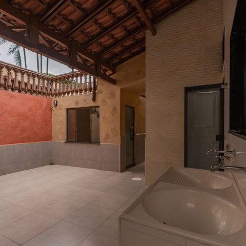Casa à venda com 200m², 5 quartos e 2 vagas Casa à venda com 200m², 5 quartos e 2 vagasÁrea de Serviço