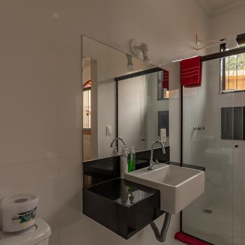 Casa à venda com 200m², 5 quartos e 2 vagas Casa à venda com 200m², 5 quartos e 2 vagasBanheiro Suíte