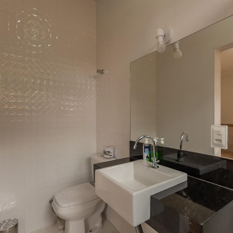 Casa à venda com 200m², 5 quartos e 2 vagas Casa à venda com 200m², 5 quartos e 2 vagasBanheiro Suíte