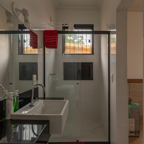 Casa à venda com 200m², 5 quartos e 2 vagas Casa à venda com 200m², 5 quartos e 2 vagasBanheiro Suíte