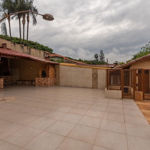 Casa à venda com 200m², 5 quartos e 2 vagas Casa à venda com 200m², 5 quartos e 2 vagasEspaço Gourmet