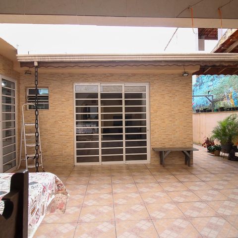 Casa à venda com 250m², 5 quartos e 3 vagas Casa à venda com 250m², 5 quartos e 3 vagasÁrea de Serviço